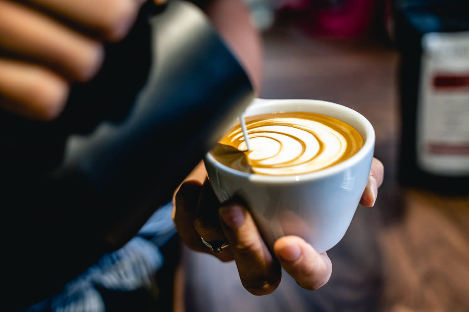 Latte art training course. Learn how to make patterns on top of coffees